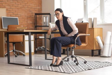 Genç iş kadını ağır karın ağrısı çekiyor.