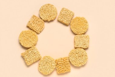 Bej arkaplanda çiğ hazır erişteden yapılmış çerçeve