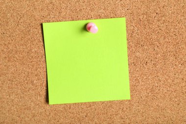 Mantar tahtası üzerine boş yapışkan not arkaplan olarak, yakın plan