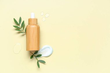 Renkli arka planda gerekli yağ, damla ve bitki yapraklarıyla bileşim