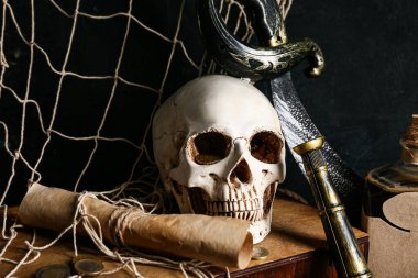 Define haritalı kafatası ve karanlık arka planda kafatası, yakın plan. Korsan konsepti