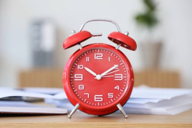 Ofisteki kırmızı alarm saati, yakın plan.