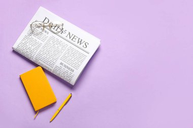Mor arka planda gözlüklü ve defterli günlük gazete