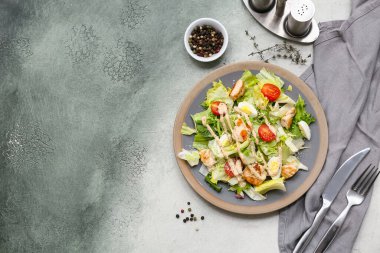 Lezzetli tavuklu Sezar salatası ve grunge background.