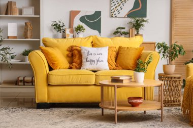 Oturma odasındaki kanepe ve kahve masası.