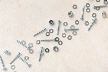 Beyaz grunge arka planda tıklama cıvataları ve krom fındıklar