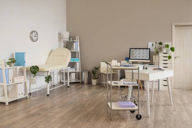 Modern doktor muayenehanesinin içi.