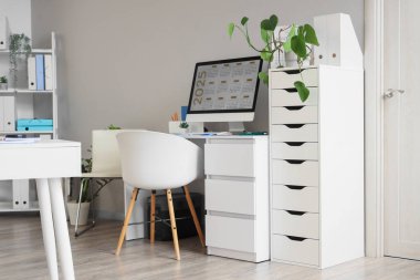 Ofiste ekranda takvim olan bilgisayar monitörlü doktorun çalışma yeri