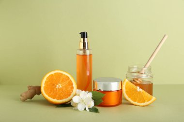 Yeşil arka planda doğal kozmetik ürünleri