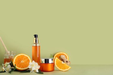 Yeşil zemin üzerinde doğal kozmetik ürünleri ve metin için boşluk