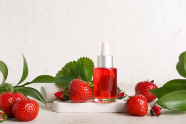 Hafif arka planda çilekli doğal kozmetik yağı