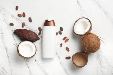 Hindistan cevizli doğal şampuan ve arka planda kakao fasulyesi.