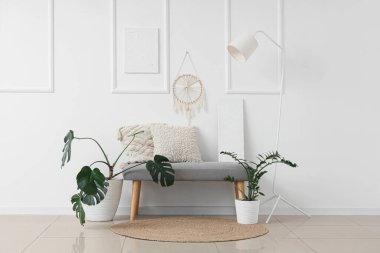 Yumuşak bankları, bitkileri ve lambaları olan ışık odasının içi