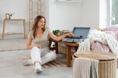 Yatak odasında pikabı olan genç bir kadın.