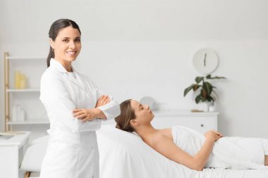 Kadın güzellik uzmanı kuaförde müşteriye karşı