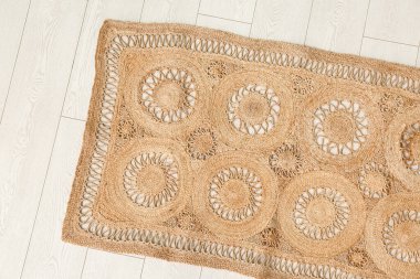 Beyaz ahşap zemin üzerinde moda hasır halı oturma odasında, üst manzara