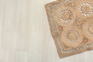 Beyaz ahşap zemin üzerinde moda hasır halı oturma odasında, üst manzara