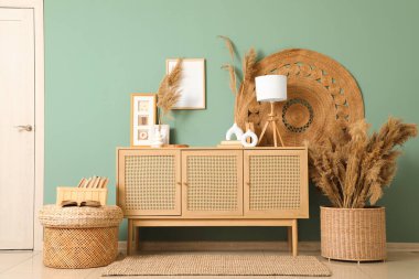 Çekmece, puf ve sepet. Oturma odasının içinde otlar var.