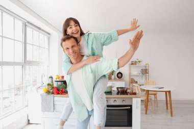 Genç çift mutfakta eğleniyor