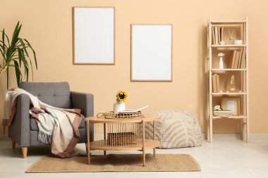 Kitaplığı, koltuğu ve masası olan bir oturma odası.