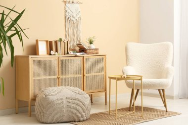 Klozet, koltuk ve masa kitaplarıyla oturma odasının içinde.