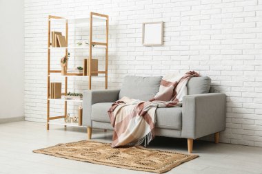 Kitaplığı ve kanepesi olan bir oturma odası.