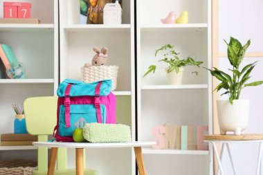 Sırt çantasında kalem kılıfı ve elma var.