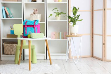 Sırt çantasında kalem kılıfı ve elma var.