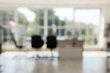 Masası ve penceresi olan konferans salonunun bulanık görüntüsü