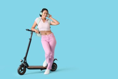 Mavi arka planda elektrikli scooter ile kulaklık takan Afro-Amerikalı bir kız öğrenci.