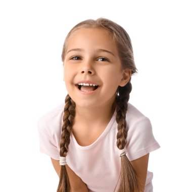 Beyaz arka planda gülümseyen tatlı küçük kız, yakın plan.