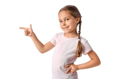 Beyaz arka plandaki bir şeye işaret eden sevimli küçük kız.