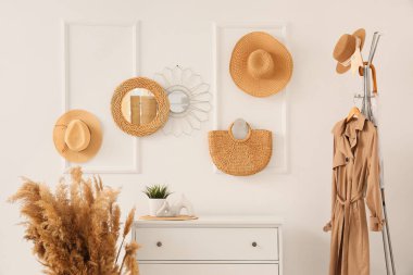 Koridorun içinde klozet, palto askısı ve otlar var.