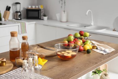 Mutfaktaki masada elma şırası için malzemeler.