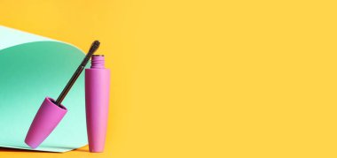 Sarı arkaplanda siyah rimel ve metin için boşluk