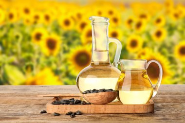 Yağ ve tohumlar ayçiçeği tarlasında masada.