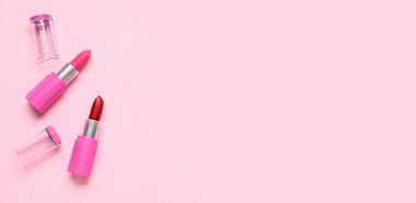Pembe arkaplanda farklı ruj izleri, metin için boşluk, üst görünüm