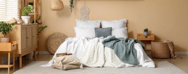 Şık bir yatak odası, rahat bir yatak odası, ahşap bir dolap ve ev bitkileri.