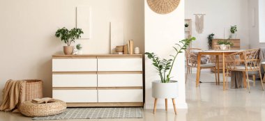 Beyaz şifoniyerli ve çiçekli aydınlatma odasının içi