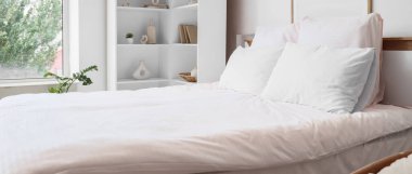 Yatak ve raf üniteleri hafif yatak odasında. 