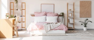 Yatak odasının iç tarafında zarif pembe bir yatak.