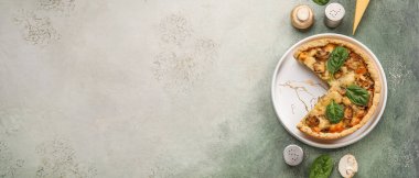 Ispanak yapraklı mantarlı turta ve yeşil grunge masasında şampiyonlar.