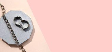 Renkli arka planda güzel gümüş bilezik ve küpeler metin ve üst görünüm için boşluk