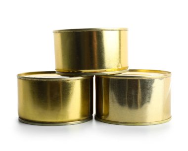 Beyaz arka planda balık dolu teneke kutular.