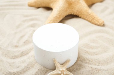 Dekoratif sıva podyumları ve kumdaki deniz yıldızları