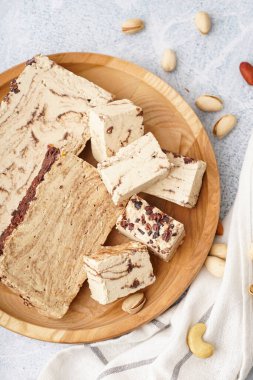 Açık arkaplanda lezzetli mermer halkalar var.