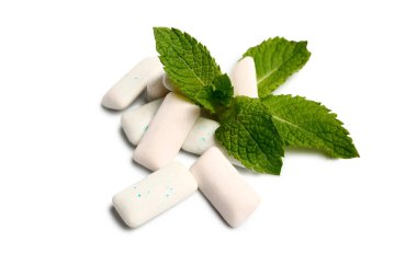 Beyaz arka planda nane şekerli bir yığın taze diş eti.