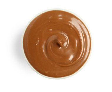 Beyaz arka planda bir kase lezzetli erimiş çikolata.