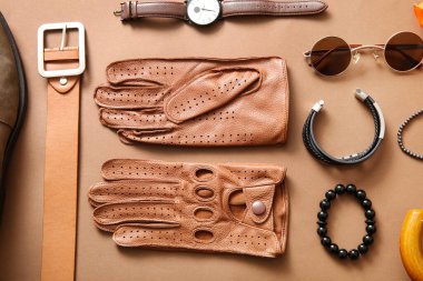 Deri erkek eldivenli kompozisyon ve renk arkaplan üzerinde farklı aksesuarlar