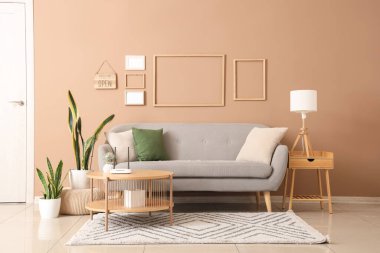 Oturma odasının içinde kanepe ve kablosuz ağ yönlendiricisi var.